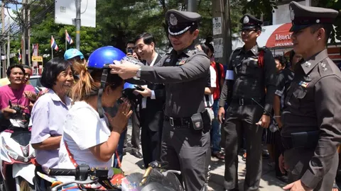 ผกก.บางขุนเทียน ร่วมจิตอาสาแจกหมวกกันน็อก ถวายเป็นพระราชกุศล ร.10