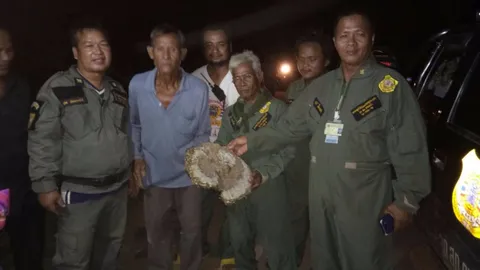 ต่อเพชฌฆาต แค้นโดนทำลายรัง รุมต่อยลุงขับรถไถทนพิษไม่ไหวตายอนาถ    