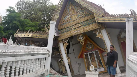 โบสถ์ทรุดเอียง ผวาถล่ม! ‘ชาวพุทธ’ สลดจ่อทุบทั้งหลังโดนนํ้าท่วม54