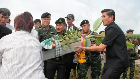 ส.ป.ก.ยกเสาเอกบ้านนําร่อง 6 หลัง