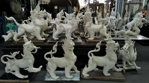 ช่างเมืองเพชร ส่งมอบปูนปั้นสัตว์หิมพานต์ 50 ชิ้นแรก ให้กรมศิลป์ลงสี