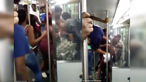เหี้ยมเกินคน! ชมคลิป แก๊งโจ๋รุมตื้บเหยื่อบนรถไฟ ฉุนโดนขอให้หยุดสูบบุหรี่กัญชา
