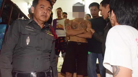 โล่งอก!! กล่อมได้ผลยอมลงมา หนุ่มปีนดาดฟ้า ทำหวาดเสียวจะโดด