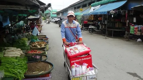 ชื่นชม! หนุ่ม ม.5 ที่อ่างทองขยันทำกิน เข็นรถขายนมเปรี้ยวในวันหยุด