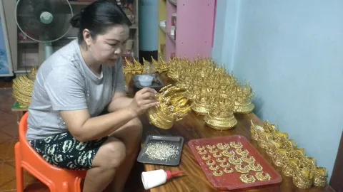 อดีตช่างทองสุโขทัย ผันตัวทำเครื่องประดับนาฏศิลป์ ออเดอร์ดี รายได้งาม