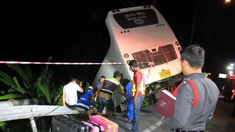 ภูเก็ต บัสนักท่องเที่ยวจีน เสียหลักชนท่อประปาหวิดตกเหว เจ็บหลายราย 