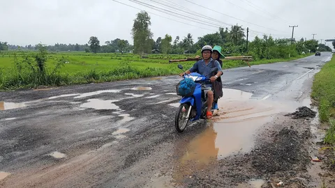 2 อำเภอเดือดร้อน ถนนพังหลุมบ่อ