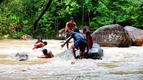 หวิดไป! นักท่องเที่ยว เล่นน้ำตกมโนราห์ น้ำป่าพัดติดโขดหิน จนท.ช่วยทัน!