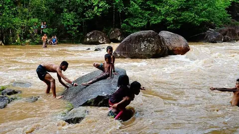 ระทึก 9 ชีวิตหนีน้ำป่า ขณะเล่นน้ำตกมโนราห์