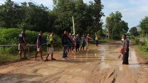 ทนไม่ไหวแล้ว ..วอนสื่อตีแผ่ ถนนพังเป็นหลุมบ่อกระทบเดินทาง เร่งจนท.ซ่อม