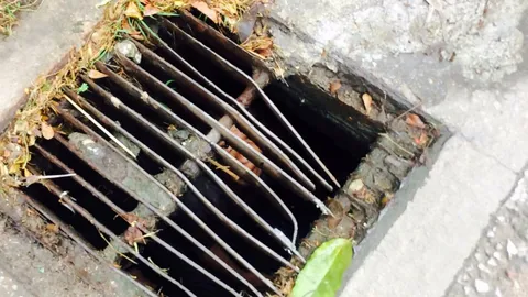 อ้าว..หนุ่มเมาหนัก เช้าเจอตัวเองนอนอยู่ในท่อ งงไม่รู้ลงไปได้ไง (คลิป)