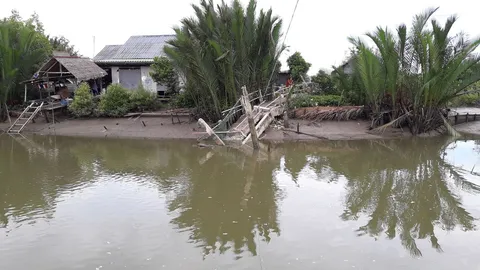 สะพานข้ามคลองถล่ม ชาวบ้านที่พระสมุทรเจดีย์ 10 หลังถูกตัดขาด
