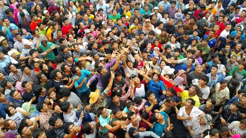 คนสุพรรณบุรี ร่วมพิธี 'ทิ้งทานเทกระจาด' วัดไผ่โรงวัว นับหมื่น