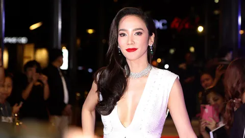 แซ่บแล้วปัง! อั้ม ปลื้มคว้ารางวัลดารานำหญิงเพราะ เพลิงพระนาง (คลิป)