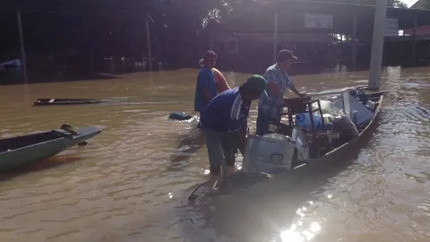 อุบลฯน้ำท่วมต่อเนื่อง ปิดหาดคูเดื่อ แพอาหารริมแม่น้ำมูล