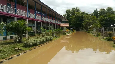 น้ำท่วมระลอก 2! ร.ร.บ้านน้ำปาด พิษณุโลก อ่วมกว่ารอบแรก ปิดเรียน 1 วัน