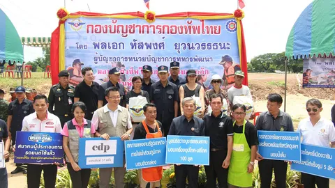 ผบ.นทพ.ควง ผอ.สนภ.5 มอบถุงยังชีพ และช่วยเหลือ ปชช.พื้นที่น้ำท่วม