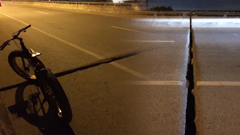 ล้อเกือบพัง! เตือนถนนสุวรรณภูมิชำรุด เป็นร่องทางยาว วอนเร่งซ่อมด่วน (คลิป)