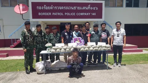 หนุ่มพม่าความพยายามสูง แบกกระท่อมข้ามเขาตะนาวศรี แบบผง หวังขายเพื่อน