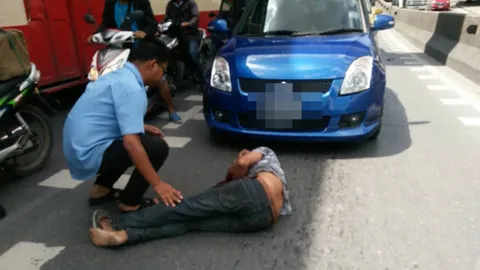 ชายเร่ร่อนสติไม่ดี โดดสะพานลอยหลังเซ็นทรัล ลาดพร้าว ร่างกระแทกสาหัส 