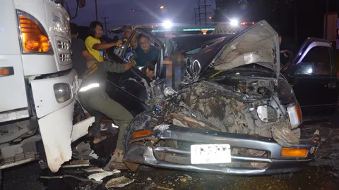 ช่วยไม่ไหว ปู่ 79 ขับปิกอัพบรรทุกหมูชนกับ18ล้อ รถแหลก ถูกอัดก๊อบปี้ดับ