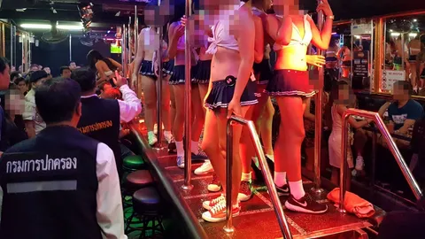 ปค.ลุยอะโกโก้ วอล์กกิ้งสตรีท พัทยา ติดสติกเกอร์ รณรงค์เลิกค้ามนุษย์ 