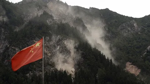 ดินถล่มขวางเข้าพื้นที่แผ่นดินไหวเสฉวน