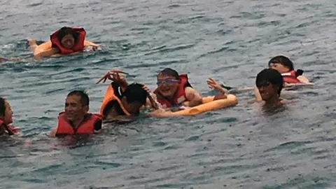 นทท.จีนลอยเรือกลางอ่าวหลา จับปลาดาวถ่ายรูป สั่งเร่งสอบข้อเท็จจริง