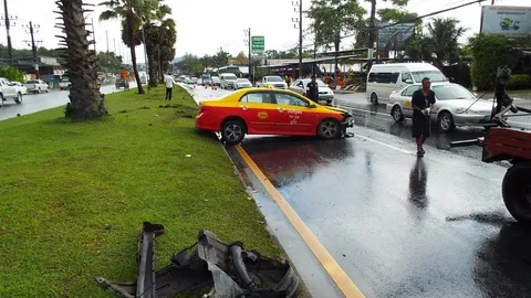 เหาะเห็นๆ ฝนตกถนนลื่นรถไถลปีนขึ้นเกาะกลาง ถ.เทพกระษัตรี ภูเก็ต