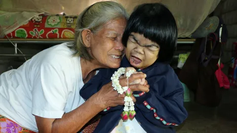 'ขอให้หมดกรรมในชาตินี้' ยายสำเภาอวยพรลูกพิการ ได้ดอกมะลิวันแม่ครั้งแรก