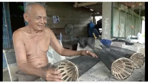 ชื่นชมคุณตาวัย 83 ปี ทำอุปกรณ์ดักปลาขาย เจ้าเดียวในหมู่บ้าน (คลิป)