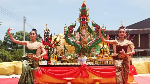 ฤาษีเณร จัดบวงสรวง 'พญานาคราช' ลูกศิษย์สุดตื้นตัน เกิดพระอาทิตย์ทรงกลด