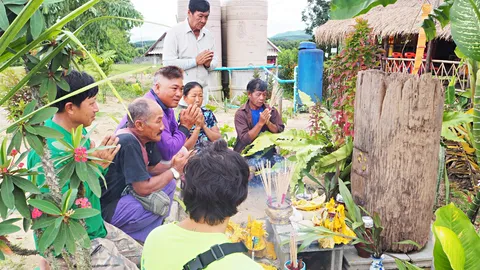 อัศจรรย์! ครกตำข้าวโบราณ ทุกวันพระจะมีกลิ่นหอม มีแสงสว่างลอยรอบไม้