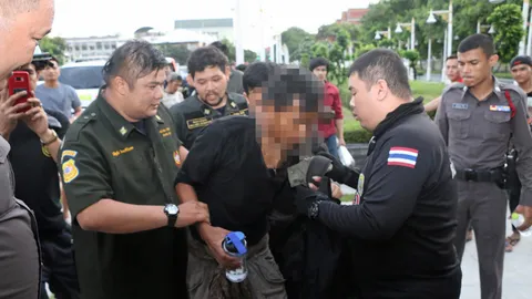 เมาปีนพระบรมราชานุสาวรีย์ จนท.เจรจา กล่อมนำตัวส่ง รพ.สมเด็จเจ้าพระยา