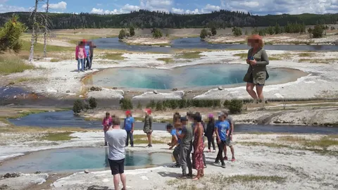 อายมั้ยล่ะ! เปิดคลิปแก๊งคนไทยเมินคำเตือน บุกรุกโซนอันตราย Yellowstone