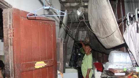 ฝนหนัก ลมกรรโชกแรง เขตดอนเมือง ต้นไม้ล้มทับบ้าน ป้ายโฆษณาล้มทับรถ