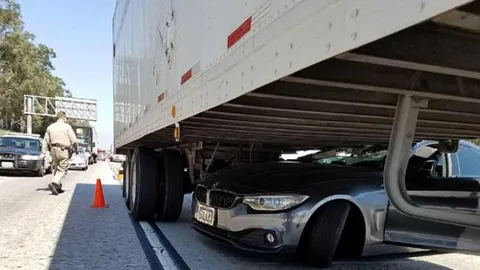 ชมคลิปอุทาหรณ์! แข่งกันบนถนนสาธารณะ ทำ BMW มุดท้องรถบรรทุก หวิดตายฟรี