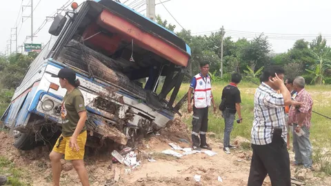 ระทึก! รถบัสมหาสารคาม–พยัคฆภูมิพิสัย  ยางระเบิด ดิ่งลงข้างทาง เจ็บ 6 