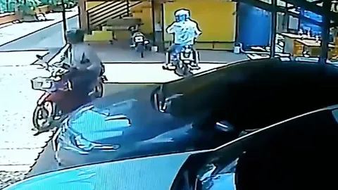 หนุ่มโรงงานสุดช้ำ แก๊งขโมย จยย.ใช้เวลา 19 วินาที ฉกรถหนีลอยนวล (คลิป)