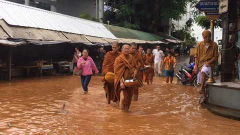 ฝนซัด-น้ำป่าหลาก ทำแม่สายท่วมสูง แม่ค้าปิดตลาดหนี จราจรอัมพาต