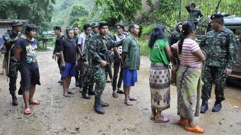 ทหารสนธิกำลังบุกขึ้นดอย ปิดล้อมเผ่ามูเซอ แหล่งพักยาเสพติดข้ามชาติ