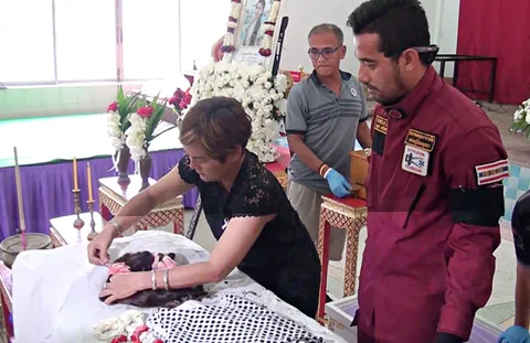 'วันนี้ลูกสวยมาก'! แม่หลั่งน้ำตา ติดกิ๊บที่วิกผมแต่งกระดูกให้น้องพลอย (คลิป) 