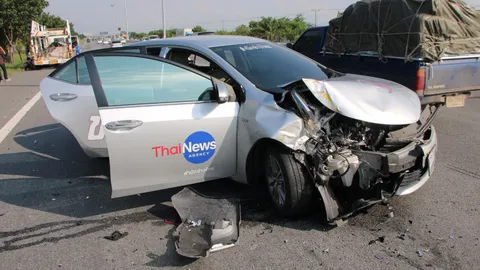 4ล้อเล็กเฉี่ยวรถสื่อสำนักข่าวไทย กระเด็นหมุนคว้างฟาดพ่วง18ล้อ เจ็บ 4