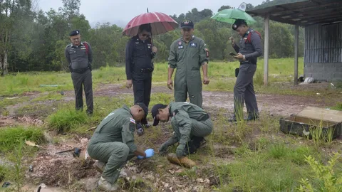 ลูกปืนใหญ่ 105 มม.โผล่กลางสวนปาล์ม EOD ตราดเร่งกู้ คาดเป็นของเขมรยิงมา (คลิป)