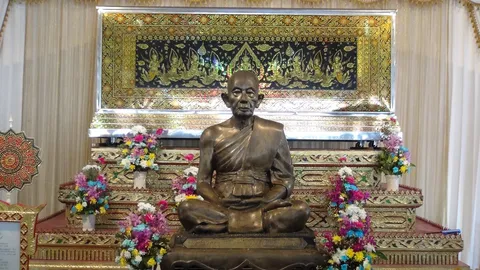 ชาวศรีราชา แห่กราบ 'หลวงพ่อทอง' มรณภาพครบ 2 ปี ศพไม่เน่าไม่เปื่อย