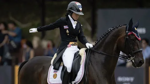 'พระองค์หญิง' ทรงม้า 'ปรินซ์ ชาร์มมิง' รอบสนาม หลังทรงคว้าเหรียญเงิน (คลิป)