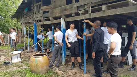 สภ.เมืองนครนายก ระดมทุน-ลงแรง ซ่อมบ้านยายวัย 73 เลี้ยงหลานป่วยสมอง