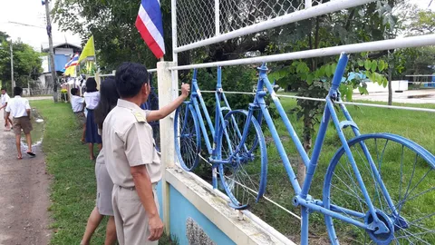 สุดเจ๋ง สร้างรั้วโรงเรียนด้วยรถจักรยาน แค่ 8.5 พัน ทั้งประหยัด แข็งแรง