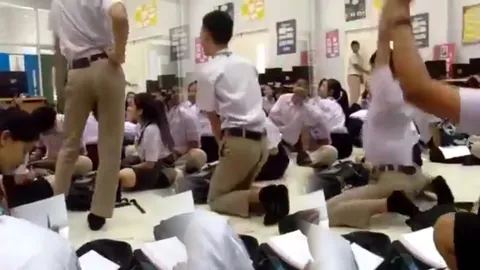 โป๊ะแตก! นักเรียนกำลังจะถอดร่าง เสียงหัวเราะสนั่นห้อง (คลิป)