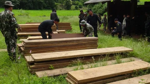 แม่ลาน้อย จนท.สนธิกำลังถึงผงะ! ตรวจยึดไม้สักแปรรูป มูลค่ามหาศาล